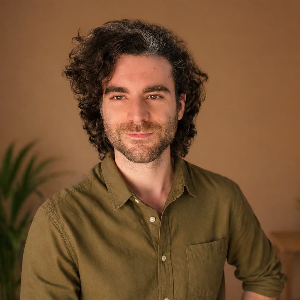 Juan Torres, creador de la newsletter Luz en la Tormenta